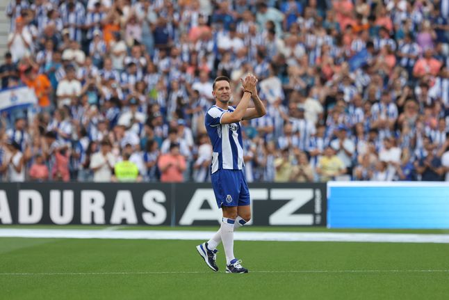 Luuk de Jong foi apresentado no Dragão para espanto de todos (Foto: Catarina Morais/Kapta+)