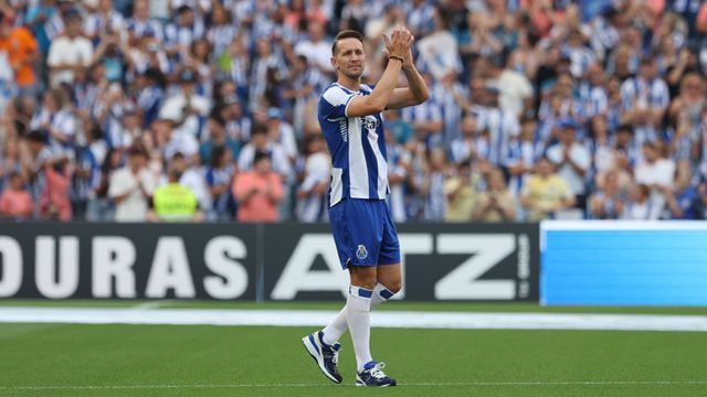 Luuk de Jong foi apresentado no Dragão para espanto de todos (Foto: Catarina Morais/Kapta+)