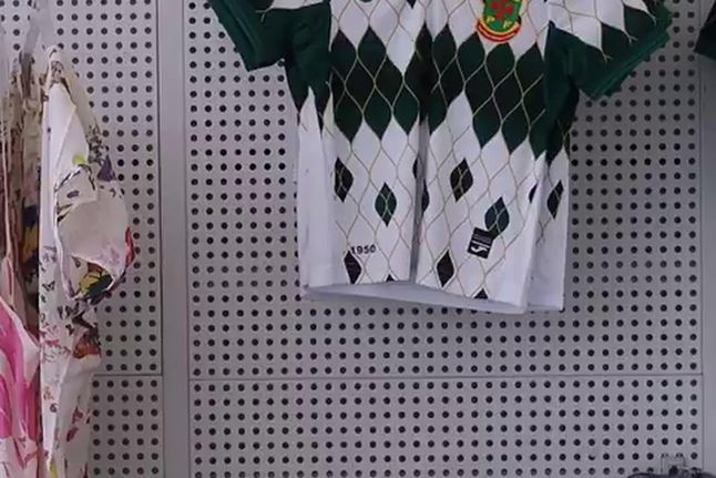Paços de Ferreira imita diretos de venda de roupa para apresentar nova camisola