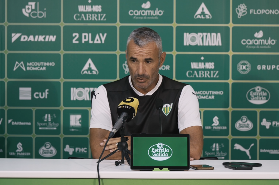 Ivo Vieira na conferência de imprensa do Tondela -
Foto: CD Tondela