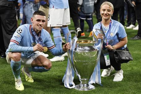 Phil Foden e a namorada Rebecca Cooke. IMAGO