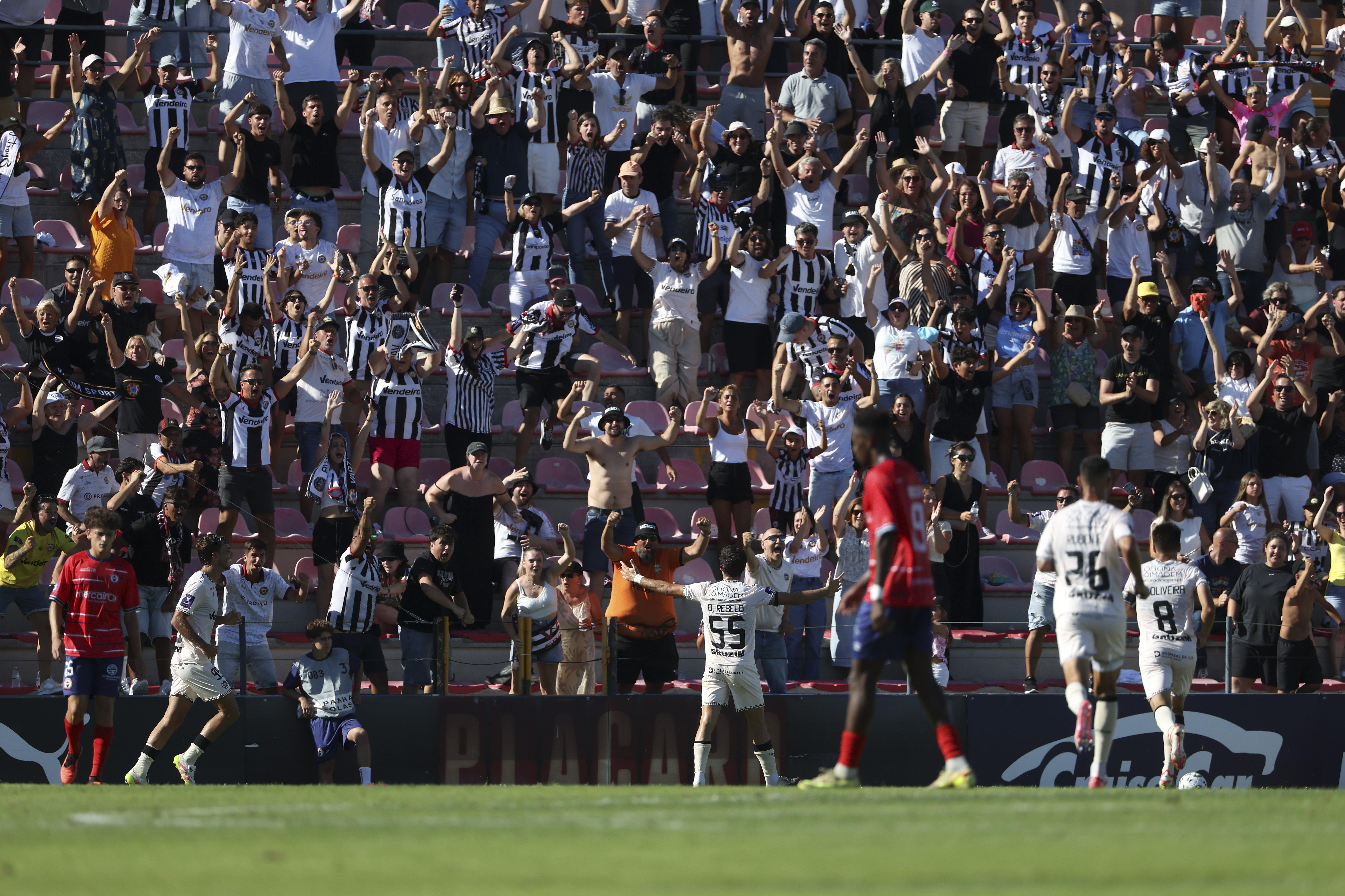 Varzim, apoiado por uma enorme falange de apoio, foi ao reduto do Trofense selar um importante triunfo - Foto: FPF