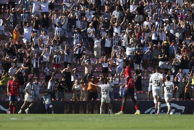 Varzim, apoiado por uma enorme falange de apoio, foi ao reduto do Trofense selar um importante triunfo - Foto: FPF