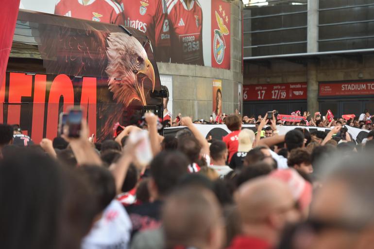 Adeptos fora do Estádio da Luz no Benfica-Académico de Viseu (Foto: Miguel Nunes)