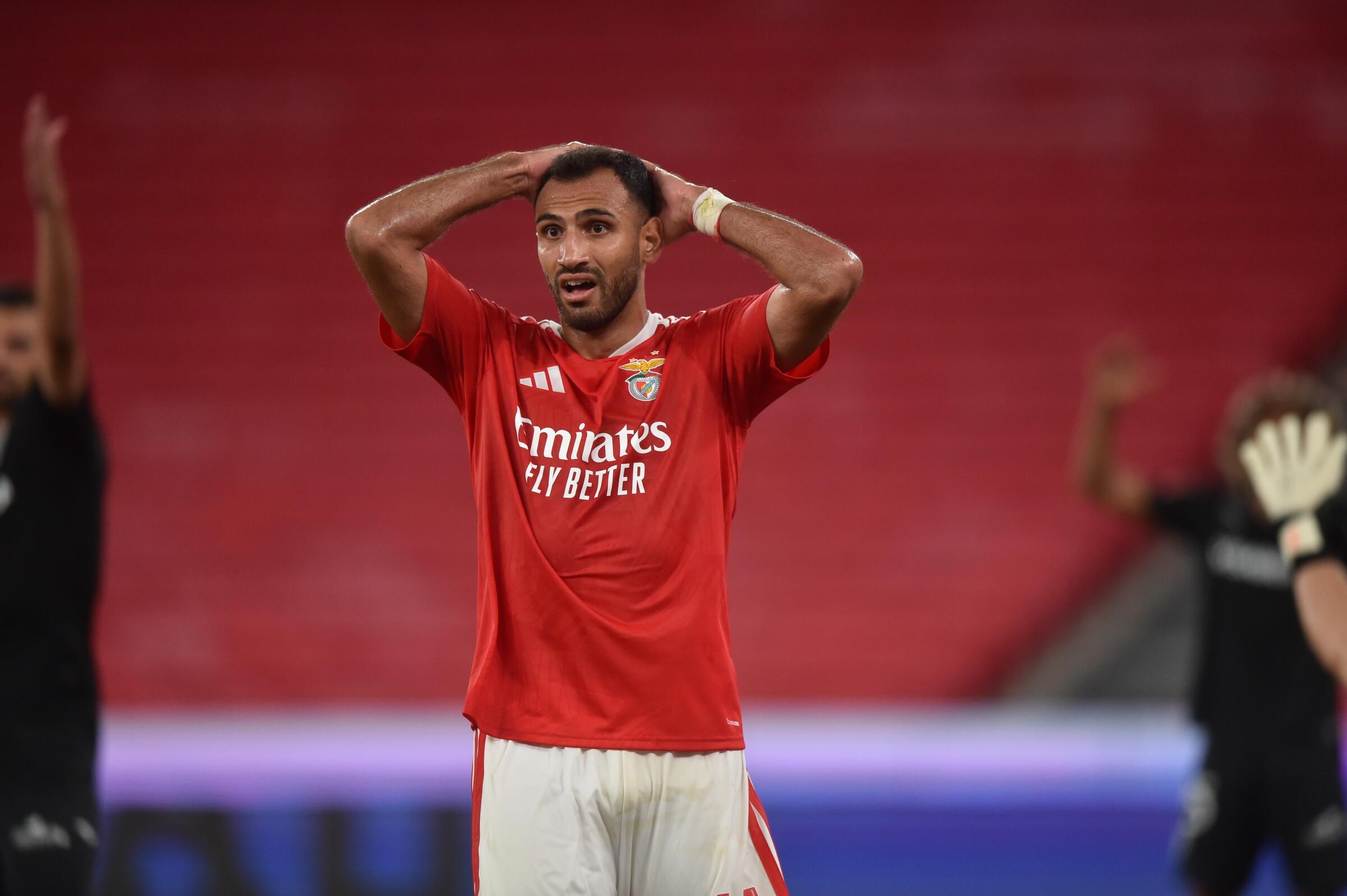 Pavlidis leva as mãos à cabela no Benfica-Académico de Viseu (Foto: Miguel Nunes)