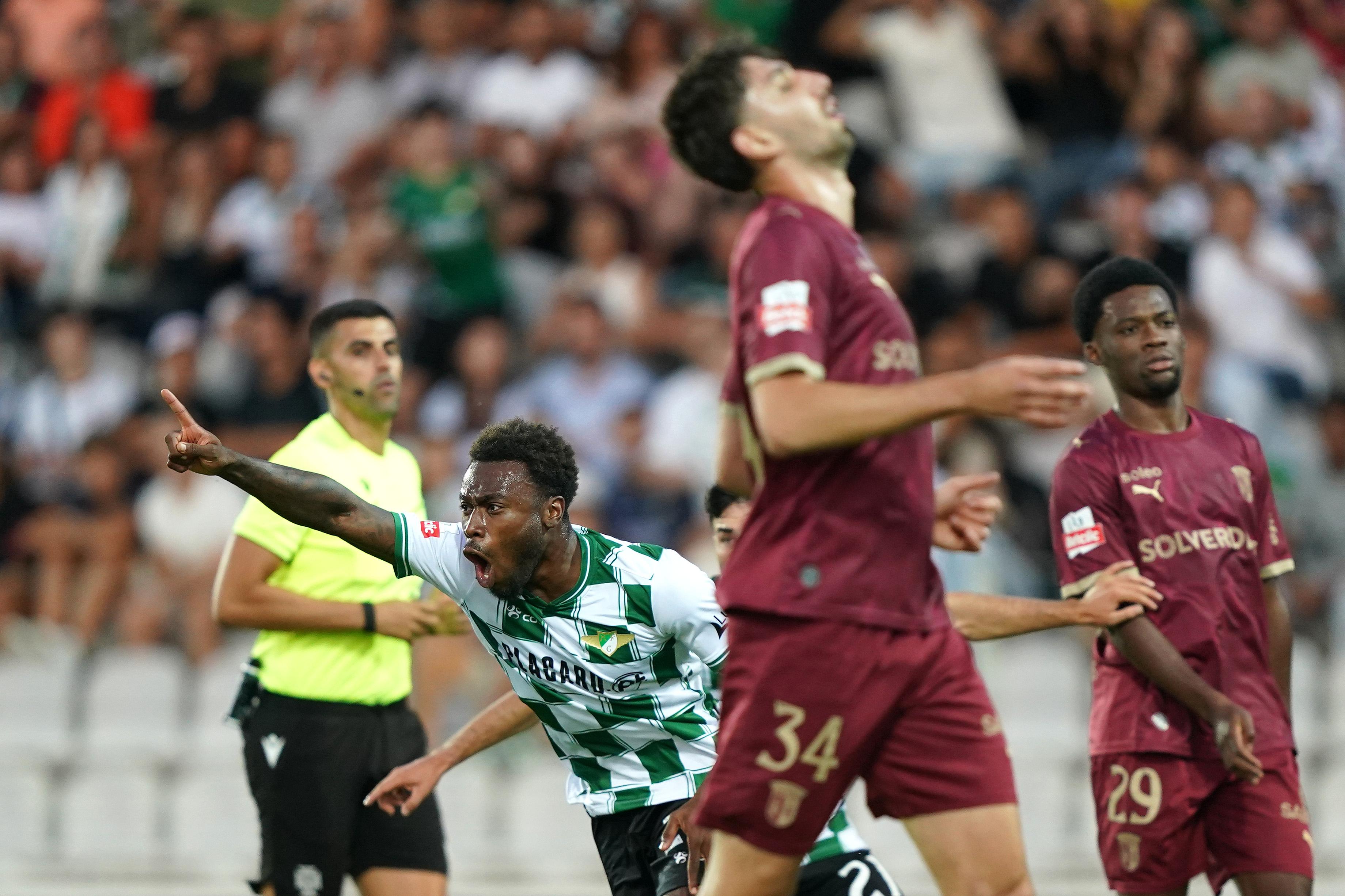 Nile John encheu o campo e apontou o primeiro golo do Moreirense na receção ao SC Braga — Foto: Hugo Delgado/LUSA