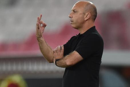 Bruno Pinheiro dá indicações à equipa na primeira parte — Foto: Miguel Nunes