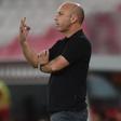 Bruno Pinheiro dá indicações à equipa na primeira parte — Foto: Miguel Nunes