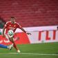Pavlidis tenta o golo perante Ewerton. O grego fez o 1-0 no Benfica-Ac. Viseu - FOTO: Miguel Nunes