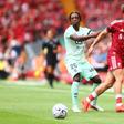Flávio Nazinho disputa a bola com Lewis Koumas, do Liverpool - Foto: Paul Currie/IMAGO