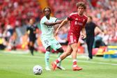 Flávio Nazinho disputa a bola com Lewis Koumas, do Liverpool - Foto: Paul Currie/IMAGO