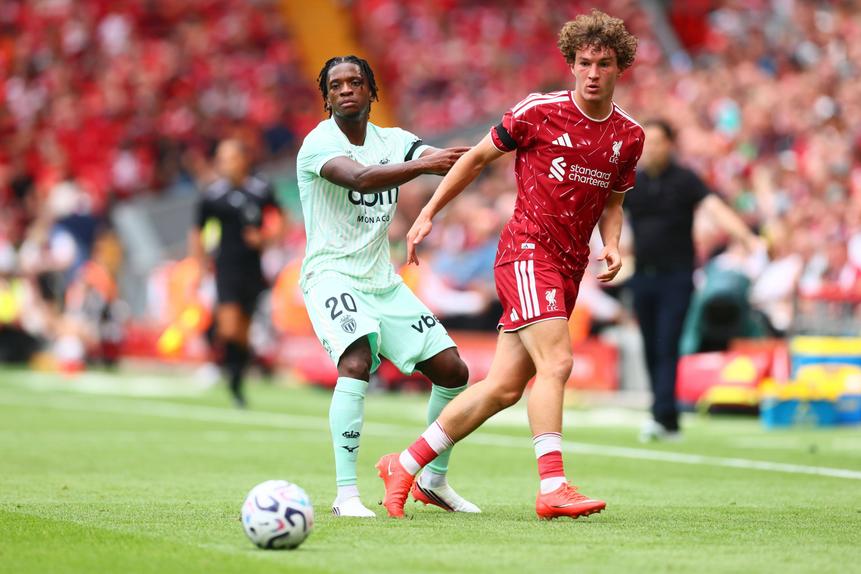 Flávio Nazinho disputa a bola com Lewis Koumas, do Liverpool - Foto: Paul Currie/IMAGO