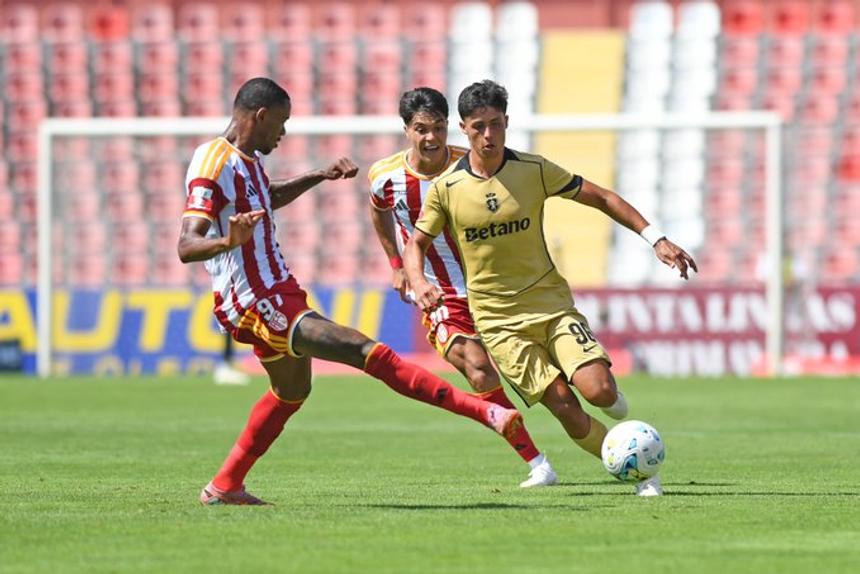 Mateus Pivô em perseguição a Samuel Justo - Foto: Sporting CP