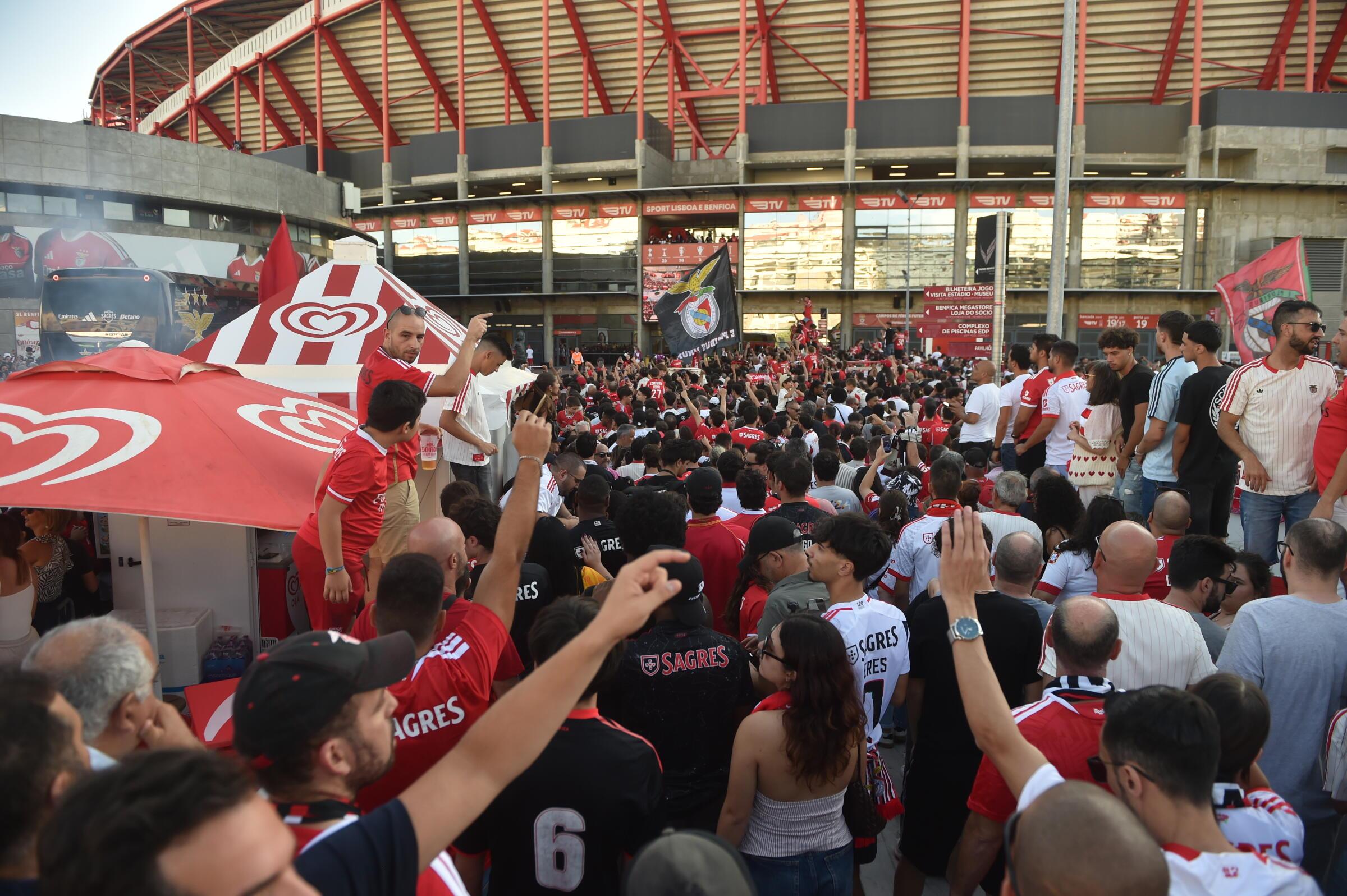 Adeptos fora do Estádio da Luz no Benfica-Académico de Viseu (Foto: Miguel Nunes)