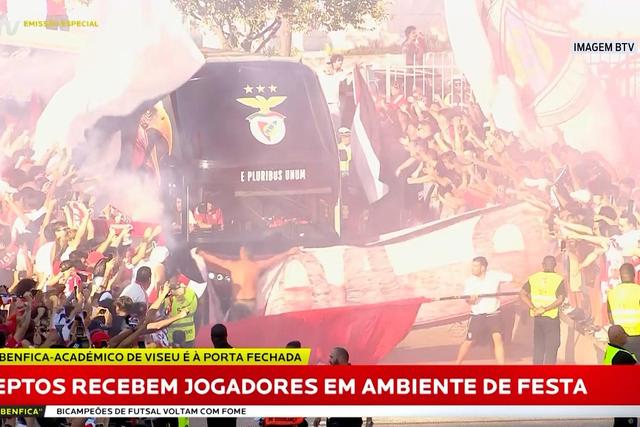 A ambiente na Luz na chegada do autocarro do Benfica
