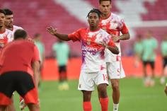Leandro Barreiro, médio titular dos encarnados, aquece na Luz antes do Benfica-Ac. Viseu - FOTO: Miguel Nunes