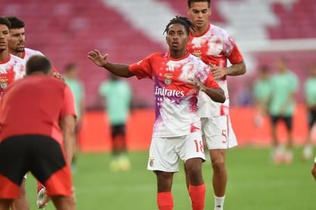 Leandro Barreiro, médio titular dos encarnados, aquece na Luz antes do Benfica-Ac. Viseu - FOTO: Miguel Nunes