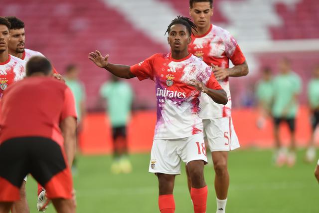 Leandro Barreiro, médio titular dos encarnados, aquece na Luz antes do Benfica-Ac. Viseu - FOTO: Miguel Nunes