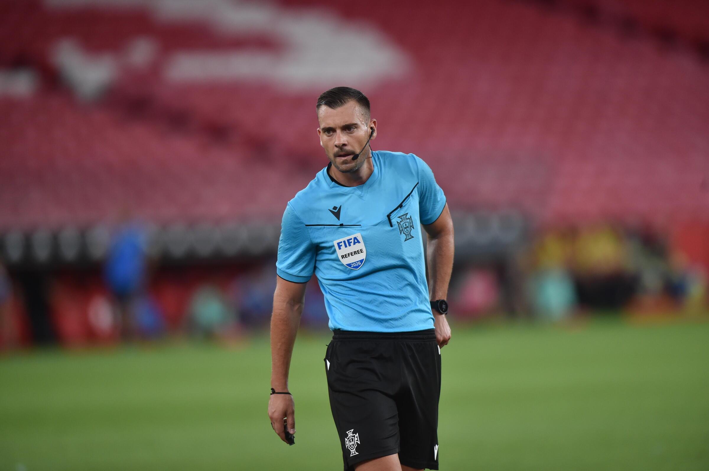 O árbitro David Silva no Benfica-Académico de Viseu (Foto: Miguel Nunes)