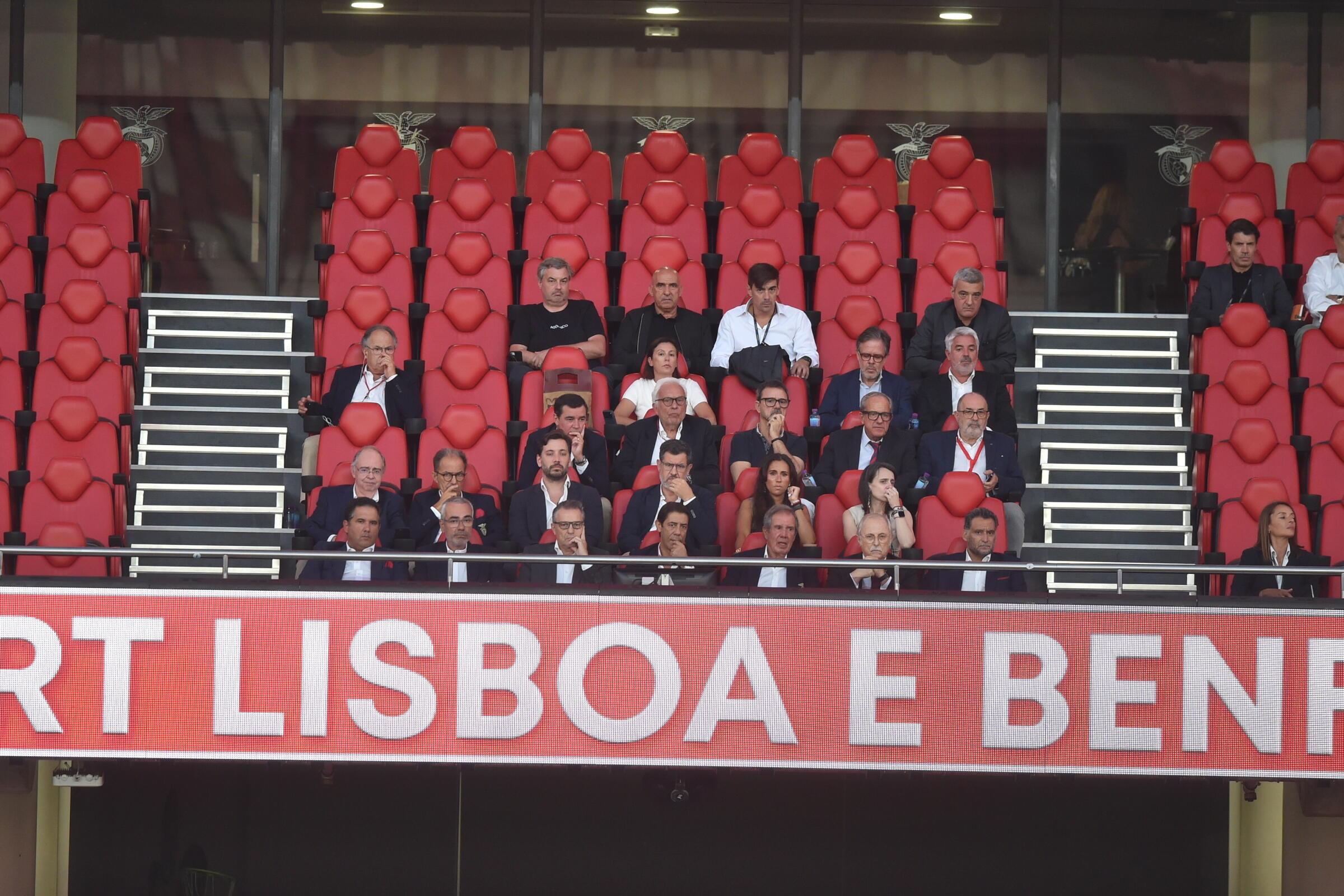 Tribuna presidencial no Benfica-Académico de Viseu (Foto: Miguel Nunes)