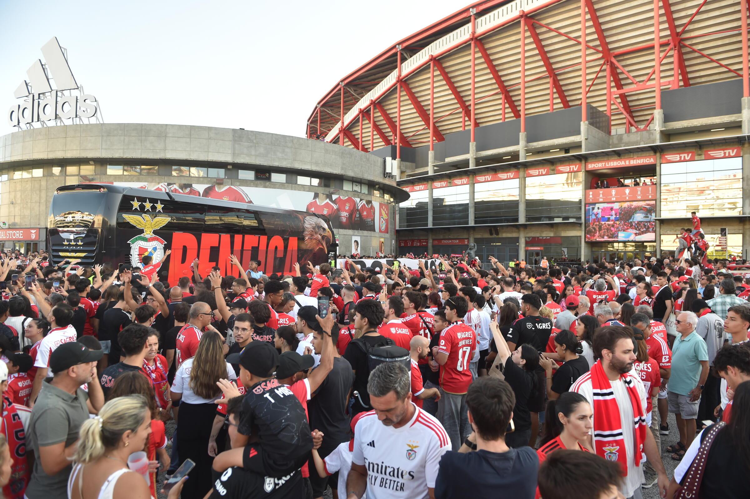Adeptos fora do Estádio da Luz no Benfica-Académico de Viseu (Foto: Miguel Nunes)