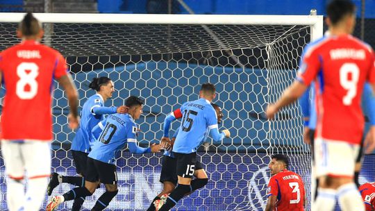 Uruguai de Ugarte e Darwin também vence na estreia na qualificação