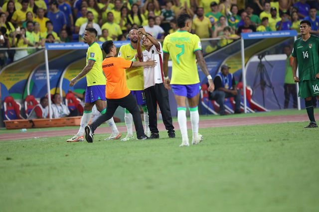 Adeptos invadiram campo para 'selfies' com Neymar