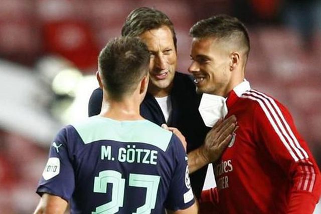 Weigl recebe medalha de campeão do Benfica