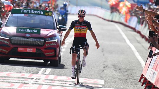 Vuelta: Evenepoel volta a vencer etapa, Kuss mantém liderança