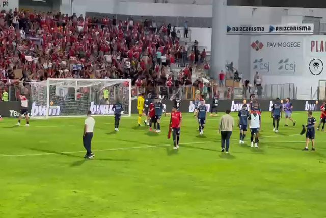 Jogadores do SC Braga fazem a festa com os adeptos em Moreira de Cónegos