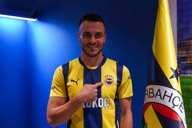 Oficial: Kostic é reforço para José Mourinho