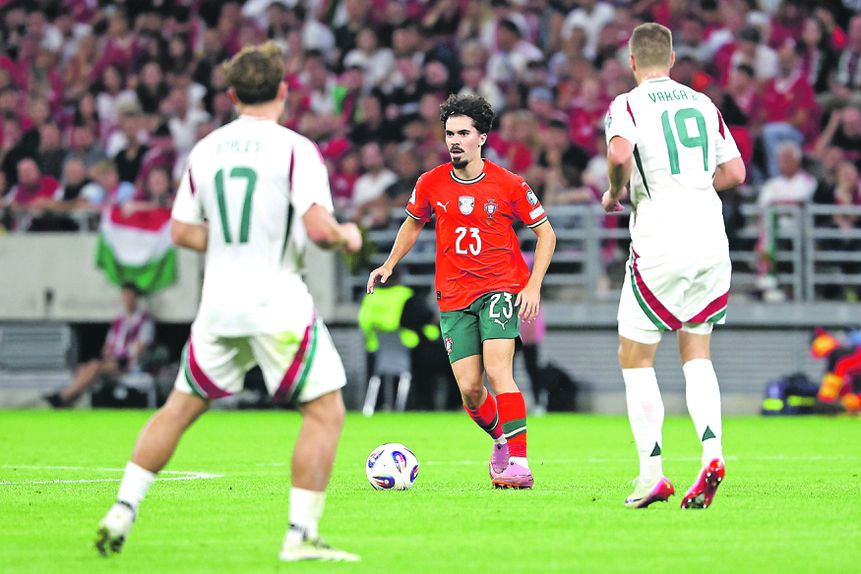 Vitinha, um portento técnico, faz lembrar o italiano Pilro. Com João Neves e Bruno Fernandes completa um trio de referência do futebol mundial