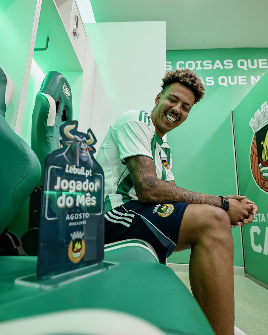 Clayton recebeu prémio de melhor jogador do mês, em agosto - Foto: Rio Ave