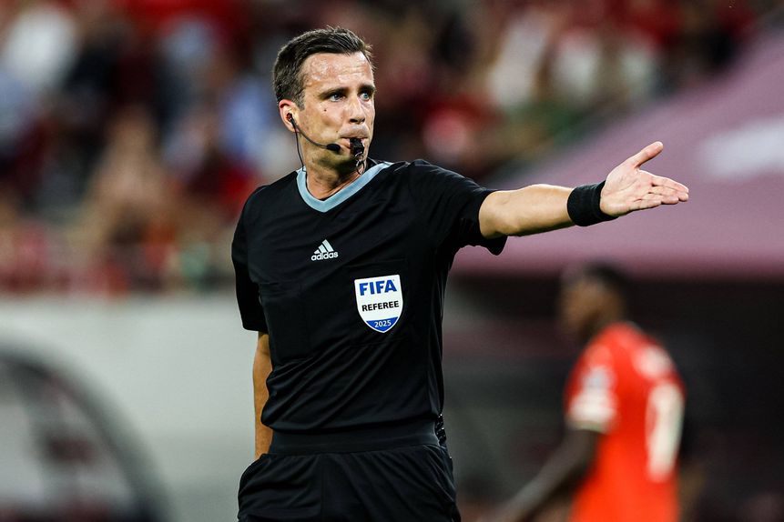 Erik Lambrechts dirigiu a partida em Budapeste