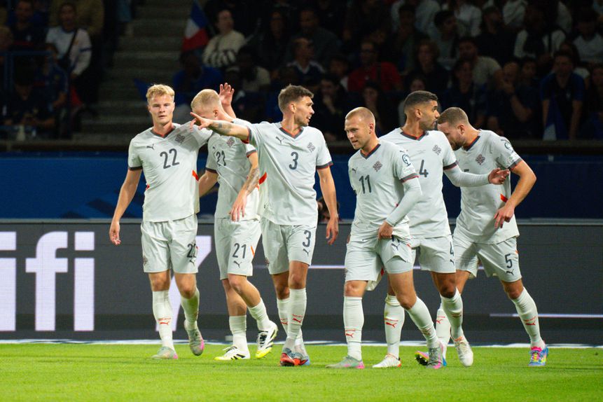Jogadores islandeses a celebrar o primeiro golo do jogo