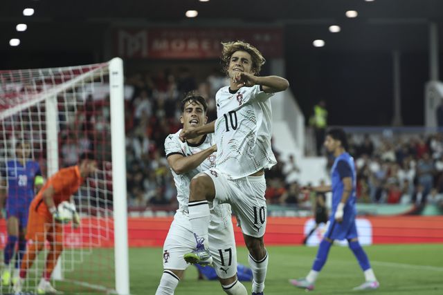 Vídeo: com um cruzamento como o de Quenda até Mora marca de cabeça!