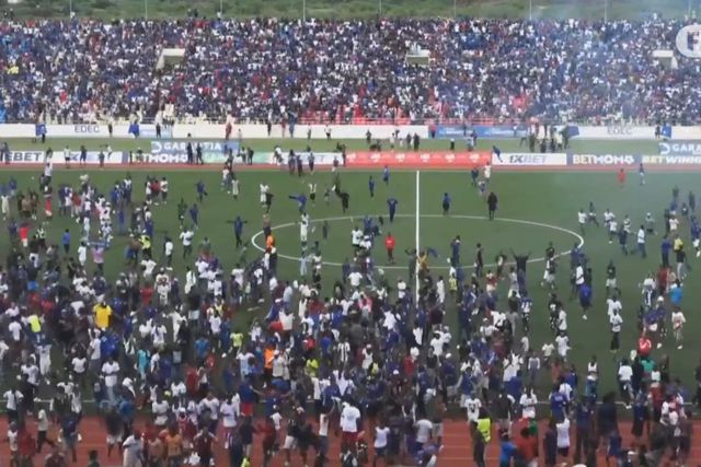 Loucura em Cabo Verde: adeptos invadem campo após triunfo frente aos Camarões (vídeo)
