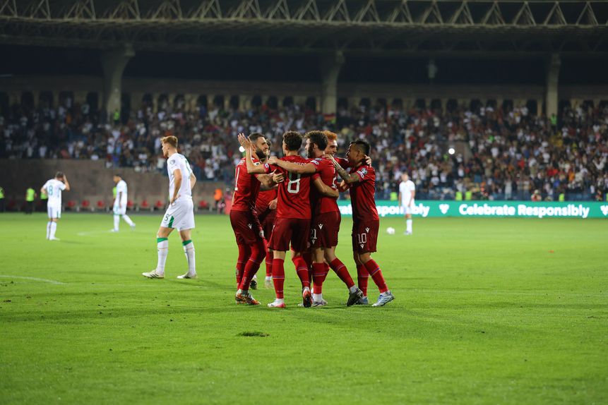 Jogadores da Arménia a celebrarem com a Irlanda
