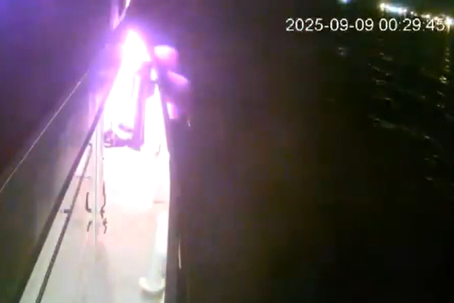 Barco da flotilha humanitária com bandeira portuguesa atingido por drone