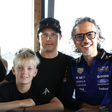 Robin Raikkonen a assinar contrato com a Red Bull ao lado do pai e do chefe de equipa - Foto: Red Bull