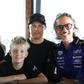 Robin Raikkonen a assinar contrato com a Red Bull ao lado do pai e do chefe de equipa - Foto: Red Bull