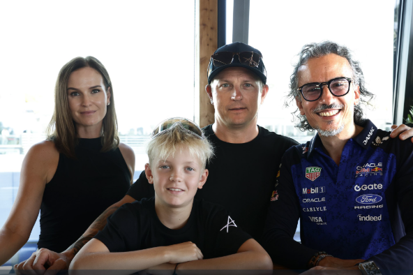 Robin Raikkonen a assinar contrato com a Red Bull ao lado do pai e do chefe de equipa - Foto: Red Bull
