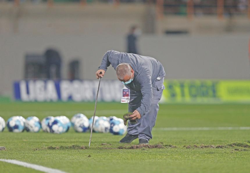 Um mau relvado prejudica o negócio-futebol. Foto Rui Raimundo