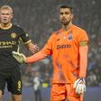 Haaland com Diogo Costa. Duelo foi intenso na Champions: o norueguês 'bisou', mas não foi fácil - Foto: Imago