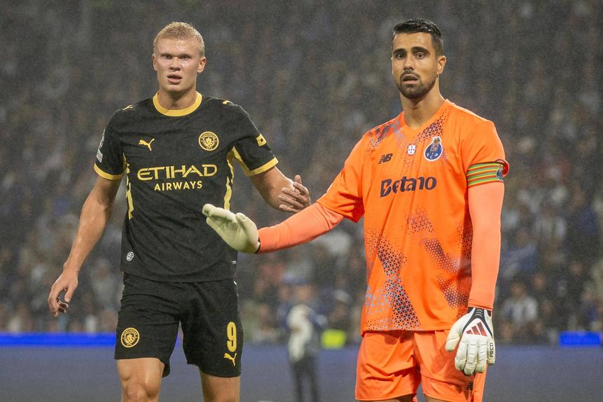 Haaland com Diogo Costa. Duelo foi intenso na Champions: o norueguês 'bisou', mas não foi fácil - Foto: Imago