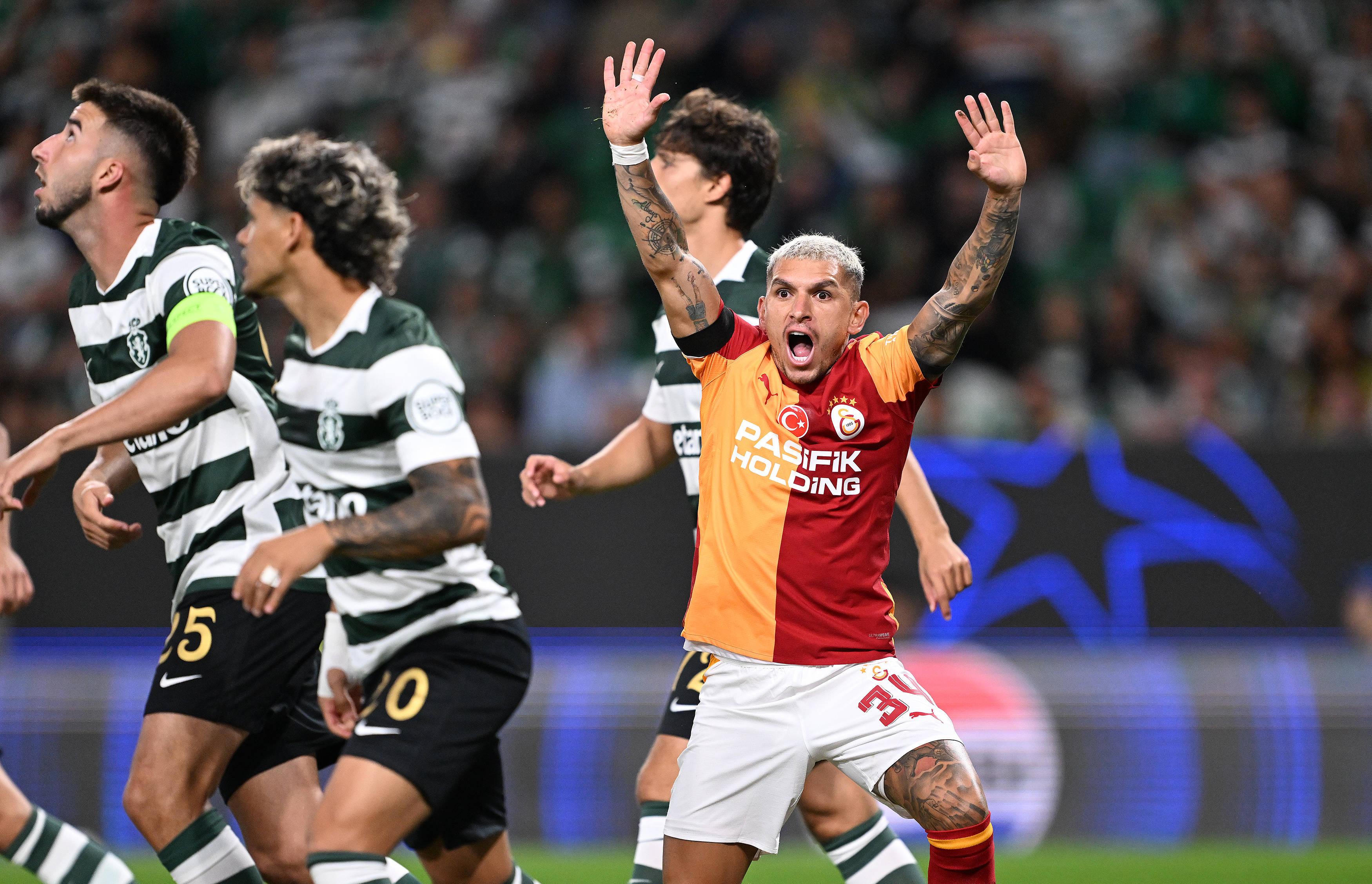 Torreira a pedir golo no Sporting-Galatasaray - Foto: Imago