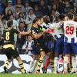 Momentos de tensão seguiram-se durante o jogo, já na parte final - Foto: Catarina Morais/Kapta+