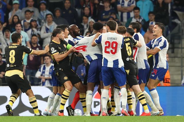 Momentos de tensão seguiram-se durante o jogo, já na parte final - Foto: Catarina Morais/Kapta+