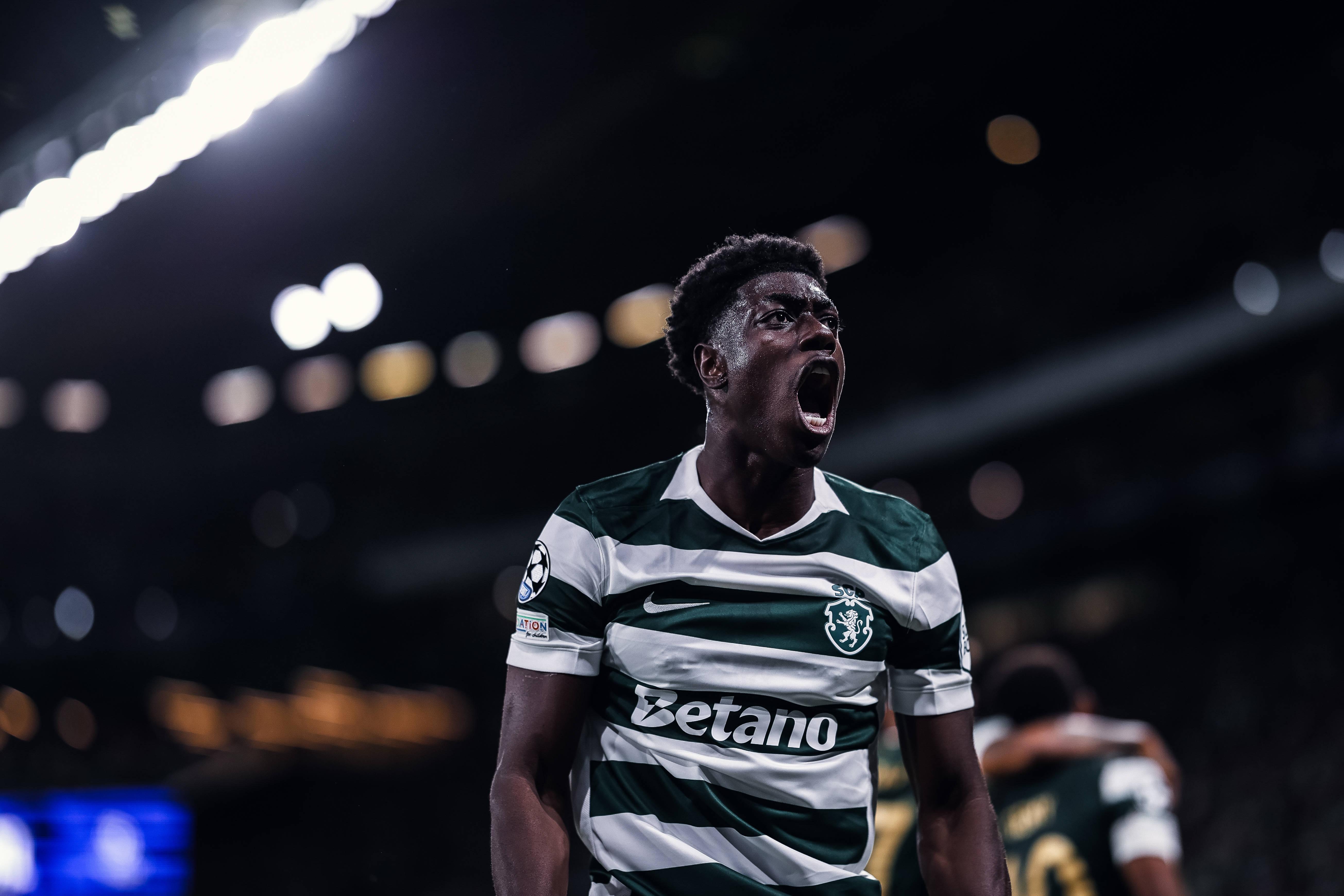 Doumbia eufórico com o golo de Geny no Sporting-Galatasaray - Foto: Imago