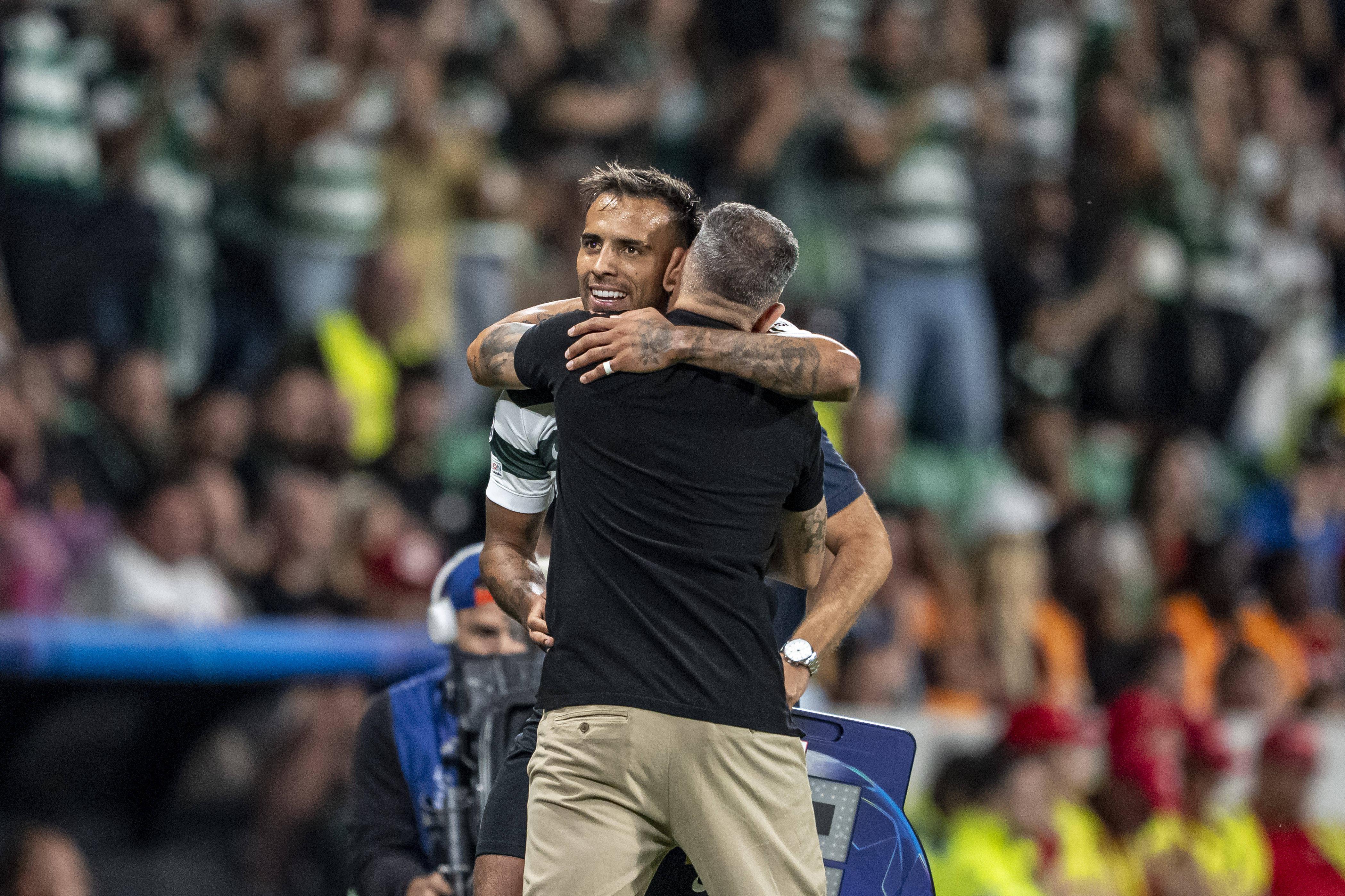 Zalazar abraçado a Rui Borges no Sporting-Galatasaray, jogo em que marcou através de um livre direto - Foto: IMAGO